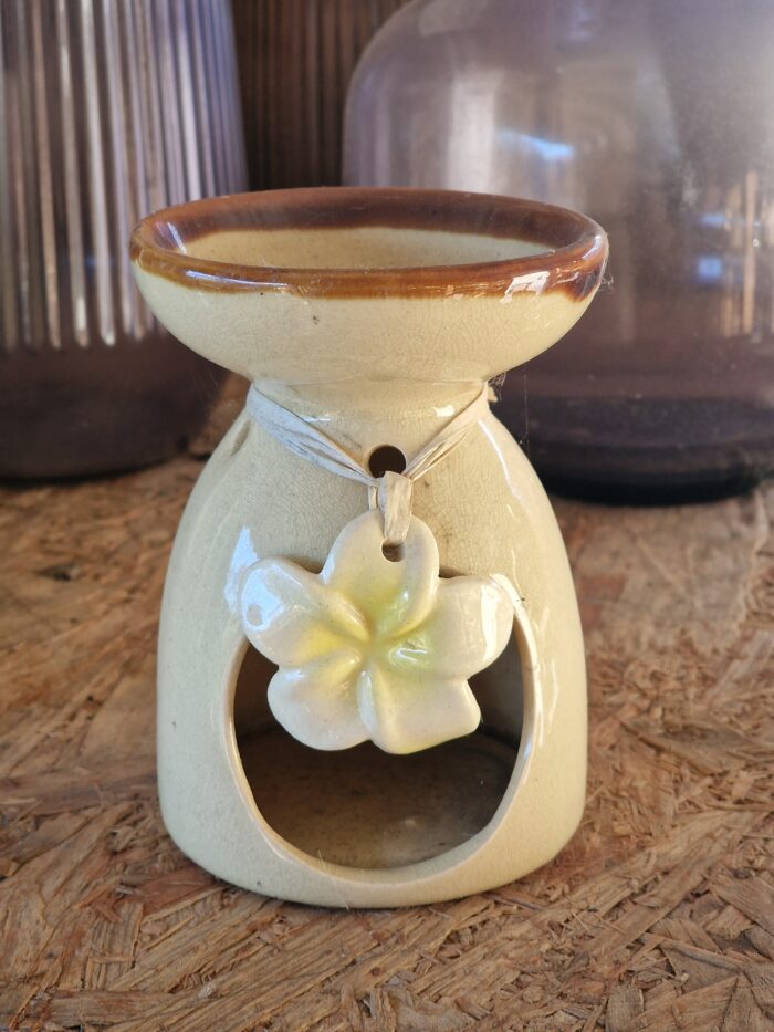 Æterisk oliebrænder beige